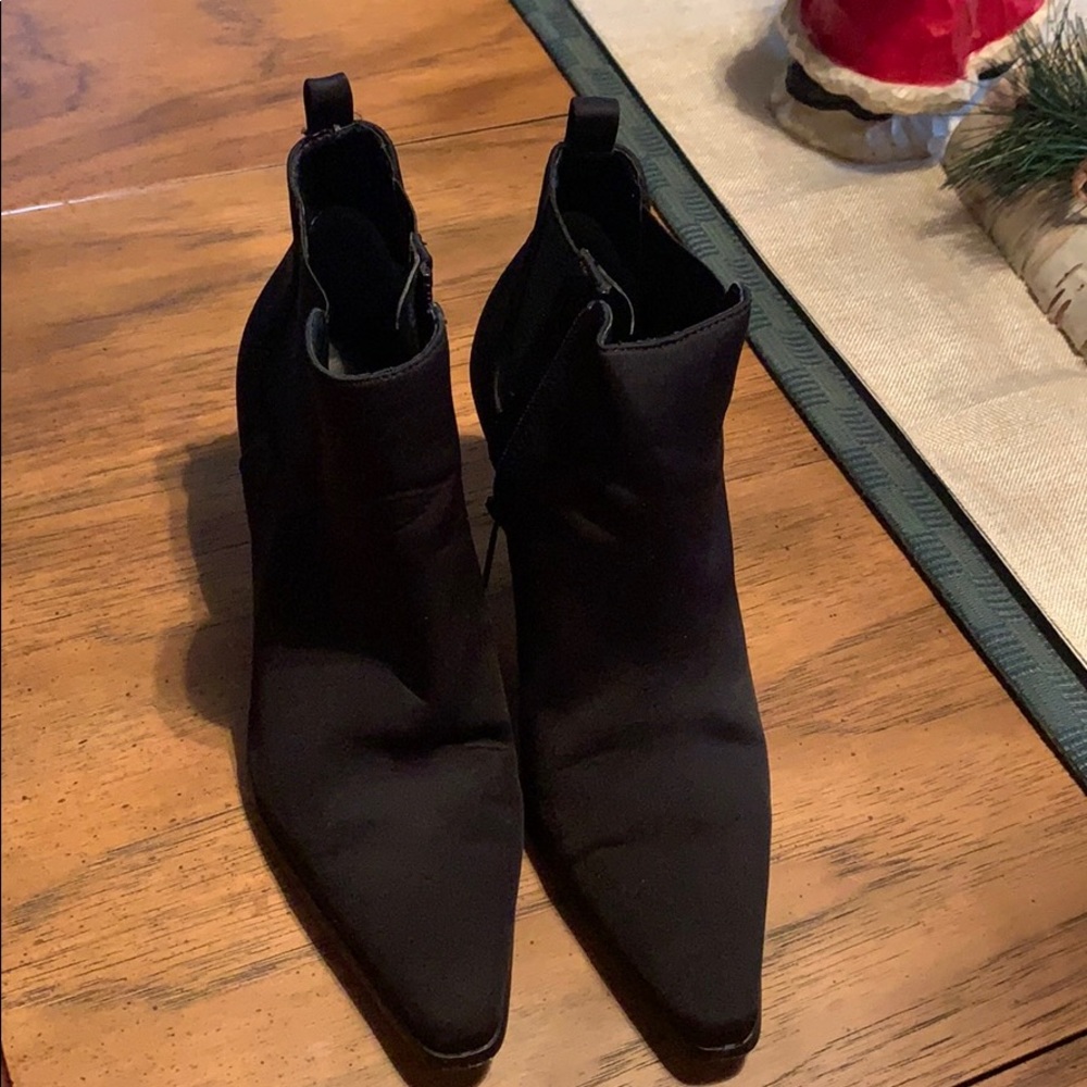 Donald Pliner Bootie. Black Size 6.5